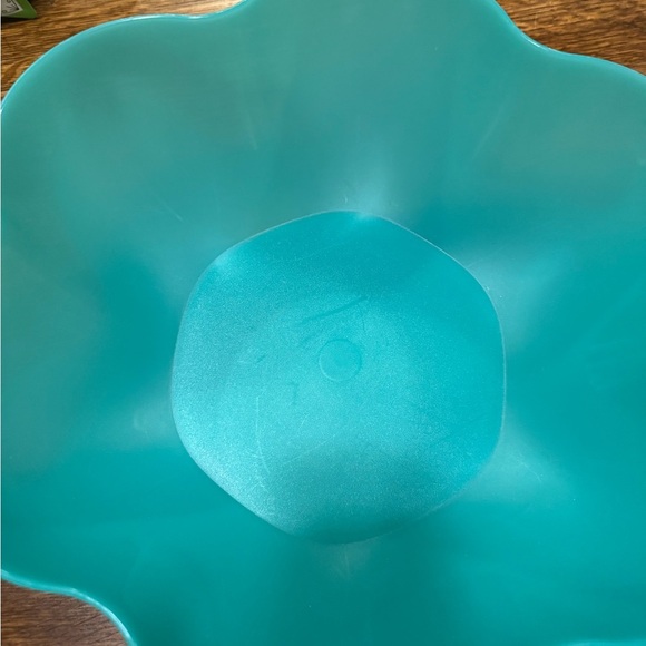 TUPPERWARE Chip/Dip Bowl 1.5 Gal - Picture 3 of 6